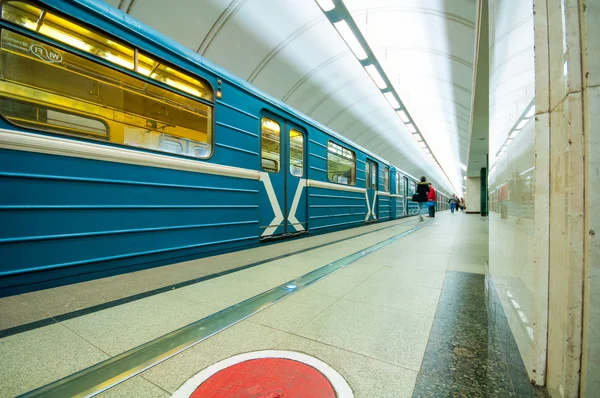 Поезд и пассажиры на станции метро — стоковое фото