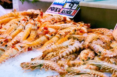 buz markette taze karides 