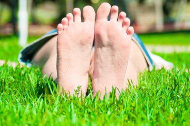 Yeşil çimen çocuk ayaklarda