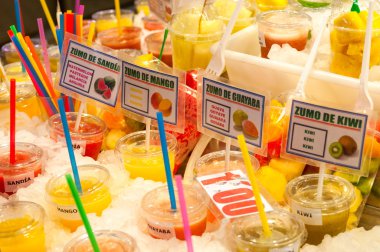 Çeşitli meyve suyu içinde çarşı vasıl Valencia. 