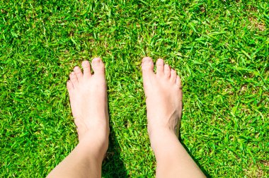 Çimen çocuk ayaklarda