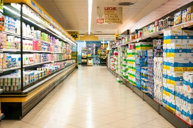 Valencia, İspanya 13 Temmuz 2015: Supermarket Mercadona İspanya'nın en büyük süpermarket zinciridir.