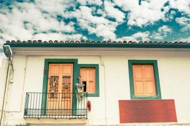 İspanya şehirdeki bir Balkonlu eski bina