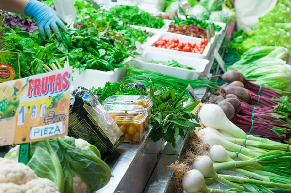 野菜は Valencia の中央市場で失速します。 — ストック写真