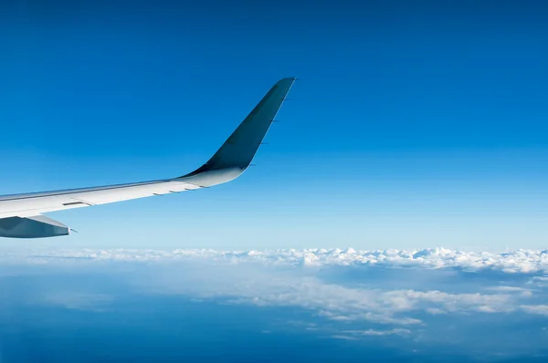 Tragfläche eines Flugzeugs fliegt über den Wolken — Stockfoto