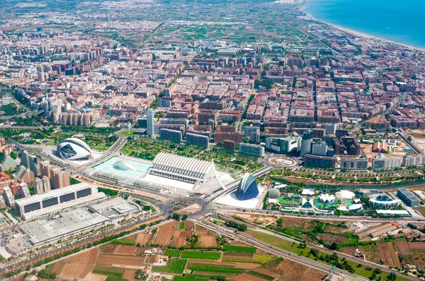 Valencia, Spanje op 06 juli 2015: Luchtfoto uitzicht over de stad van kunst en Wetenschappen — Stockfoto