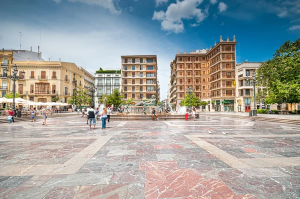 Valencia, İspanya 10 Temmuz 2015: Saint Mary's Meydanı ve çeşme Rio Turia. — Stok fotoğraf