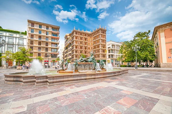 Valencia, España en julio 10, 2015: Plaza de Santa María y fuente Río Turia . — Foto de Stock