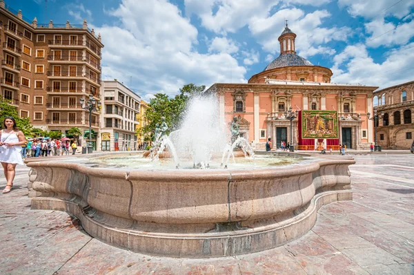 Valência, Espanha em 10 de julho de 2015: Praça de Santa Maria e fonte Rio Turia . — Fotografia de Stock