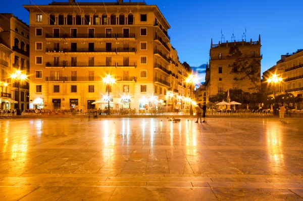 バレンシア、スペイン、2015年7月10日:夜のストリートカフェとセントメアリーの広場. — ストック写真