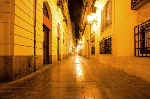 Valencia, España en julio 10, 2015: Calle estrecha por la noche en el casco antiguo . — Foto de Stock