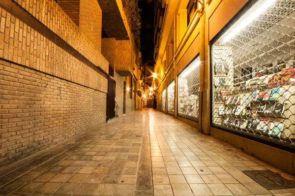 Valencia, España en julio 10, 2015: Estrecha calle y librería en el casco antiguo . —  Fotos de Stock