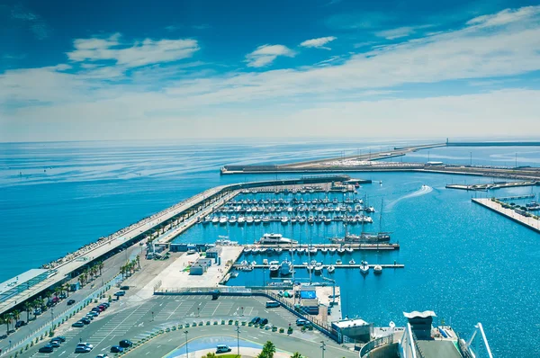 Pohled na přístav a přístaviště s jachty v Valencia, Španělsko — Stock fotografie