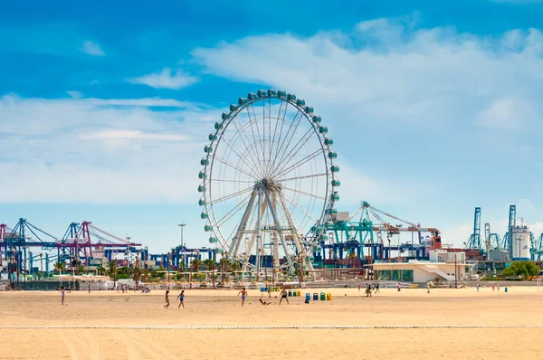 Valencia, Spanien am 12. Juli 2015: Strand Las Arenas und Riesenrad. — Stockfoto