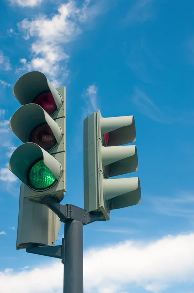 Traffic light on blue sky background — Stock Photo, Image