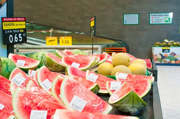 Walencja, Hiszpania 13 lipca 2015: stoisko targowe w supermarketach Mercadona. Jest to największy łańcuch supermarketów w Hiszpanii. — Zdjęcie stockowe