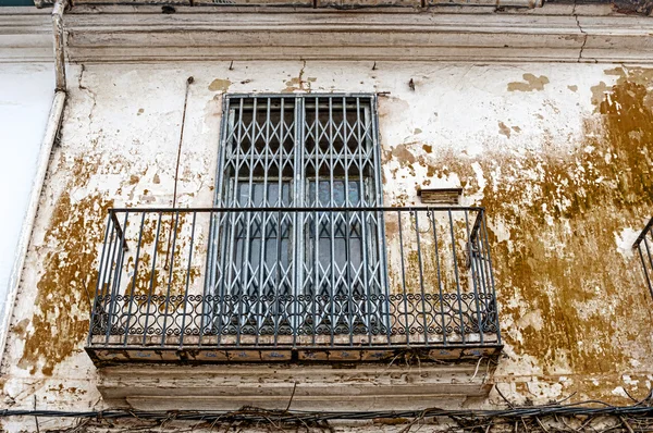 Alte Grunge-Wand mit Balkon — Stockfoto