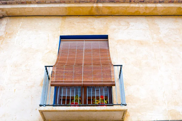 Antikes Haus mit Balkon — Stockfoto