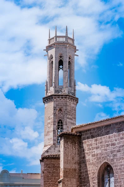 Torre antiga no fundo do céu azul — Fotografia de Stock