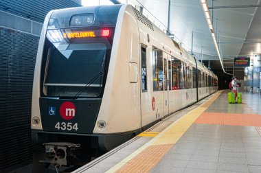 Valencia, İspanya - 06 Temmuz 2015: Metro treni Havaalanı istasyonu 