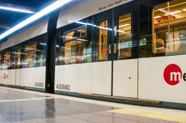 Valencia, İspanya - 14 Temmuz 2015: Metro tren İsa istasyonu