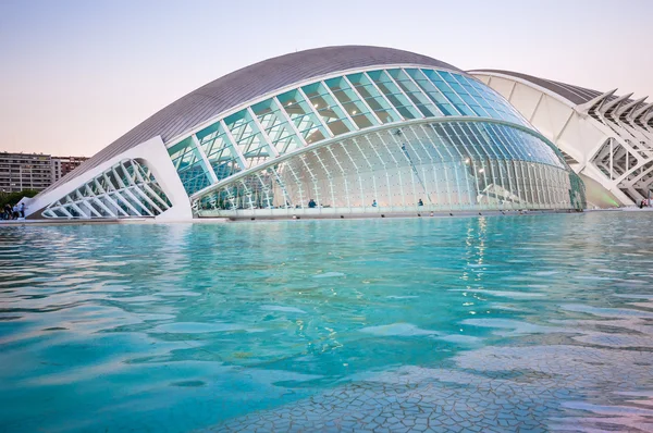 VALENCIA; ESPAÑA - 14 de julio de 2015: La ciudad de las Artes y la Ciencia — Foto de Stock