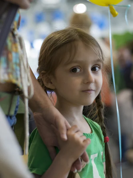 Portrét Krásné Dívky Nakupování Vzrušující Život — Stock fotografie