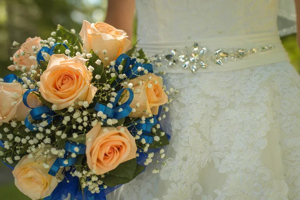 Bridal bouquet in her hands. — Stock Photo, Image