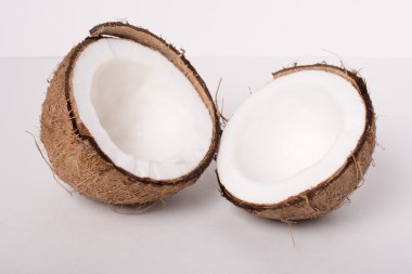 Beyaz arka plan üzerinde izole Split Hindistan cevizi kilim