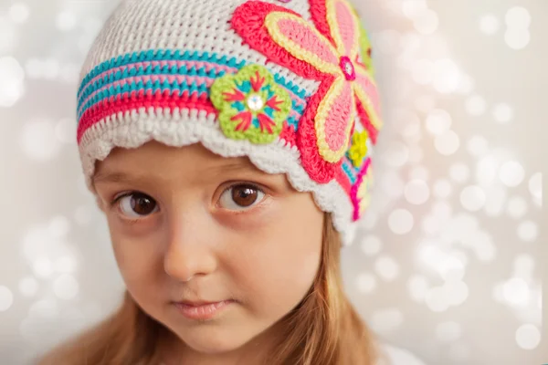 Una chica con una gorra de punto —  Fotos de Stock