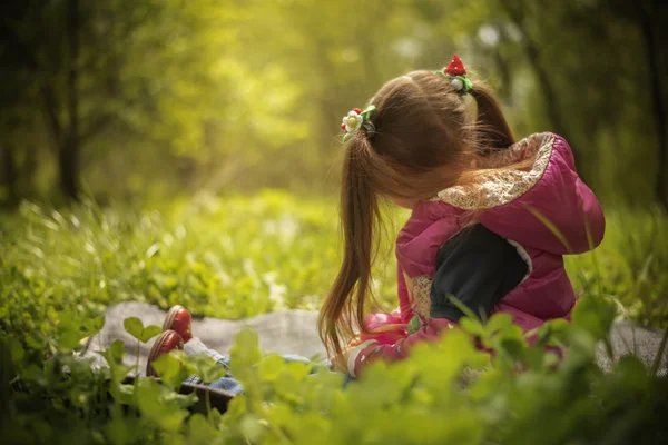 Liten Flicka Charmiga Förskola Sitter Gräsmattan Tillbaka — Stockfoto