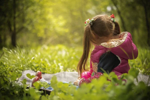 Meisje op de weide — Stockfoto