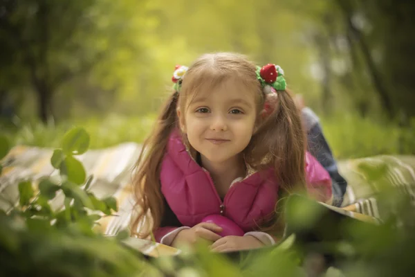 Menina no prado — Fotografia de Stock