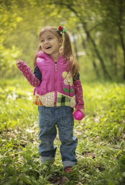 Meisje op de weide — Stockfoto