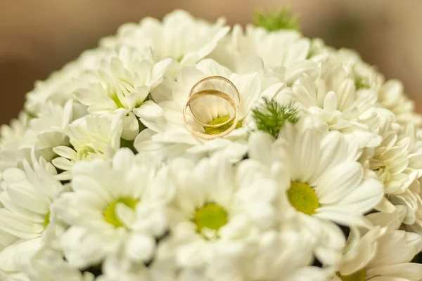 Wedding ring in a bouquet. — Stock Photo, Image