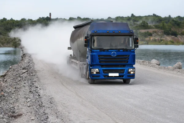 Carro Cimento Caminhão Betoneira Cabine Azul Uma Pista Sujeira Empoeirada — Fotografia de Stock