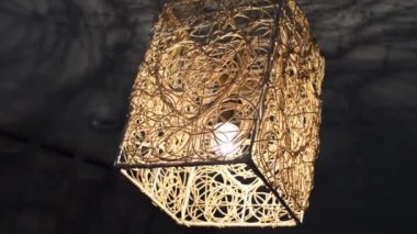 penwork lamba tavan karanlık loş ışık.