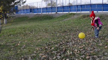 Kızı ve annesi Top oynuyorlar. Aile futbol...