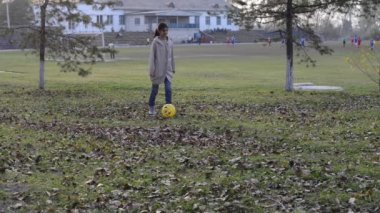 Kızı ve annesi Top oynuyorlar. Aile futbol...