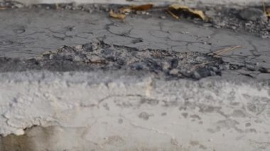 Düşen yapraklar ile eski, kırık merdiven...