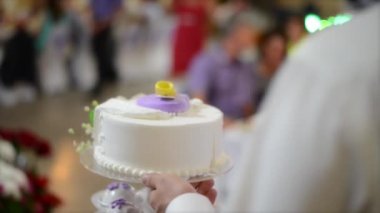 Bir düğün pastası. Yeni evliler Pastayı keselim. Bir şekilde dekore edilmiş alyans...