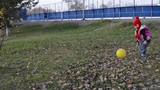 Lánya és anyja öltöztető játék labda. Családi foci... — Stock videók