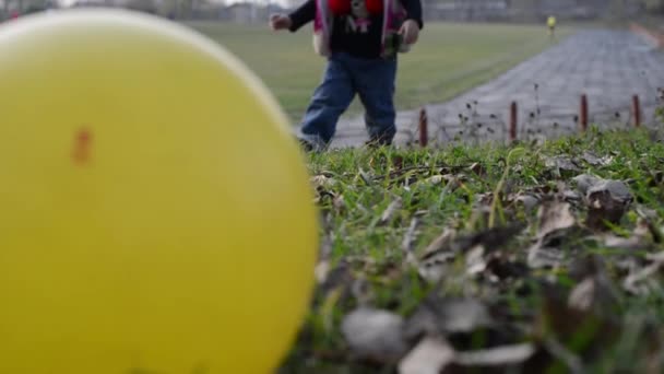 Tochter und Mutter spielen Ball. Familienfußball... — Stockvideo