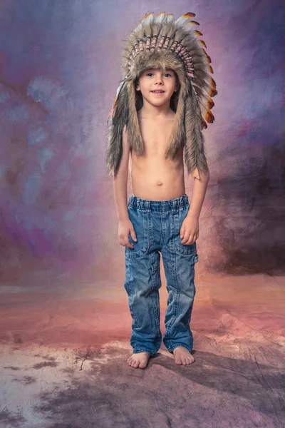 Portret Studyjny Indiańskiego Chłopca Krajowych Nakrycia Głowy Piór Orła — Zdjęcie stockowe