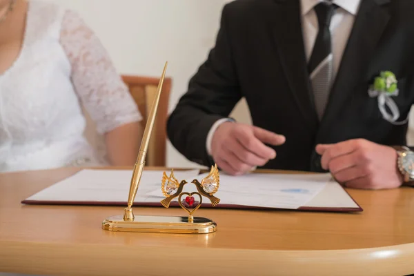 Marriage registration... Folder and pen to sign the newlyweds. In order to register the marriage. — Stock Photo, Image