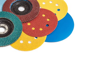 Beyaz arkaplan sihirbazındaki aşındırıcı araçlar kümesi ögeleri öğütmek için kullanılır 