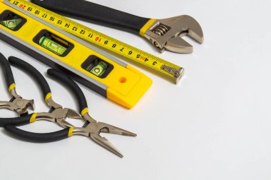 İşten sonra üst üste dizilmiş gri arkaplan üzerinde ana inşaatçı için araçlar