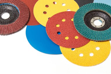 Beyaz arkaplan sihirbazı üzerindeki aşındırıcı araç kümesi ögeleri öğütmek için kullanılır