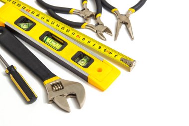 İşten sonra dizilmiş beyaz arkaplan üzerinde bir usta inşaatçı için araçlar