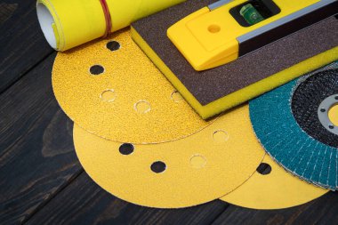 Çeşitli nesneleri temizlemek veya zımparalamak için aşındırıcı araçlar ve bina seviyesi